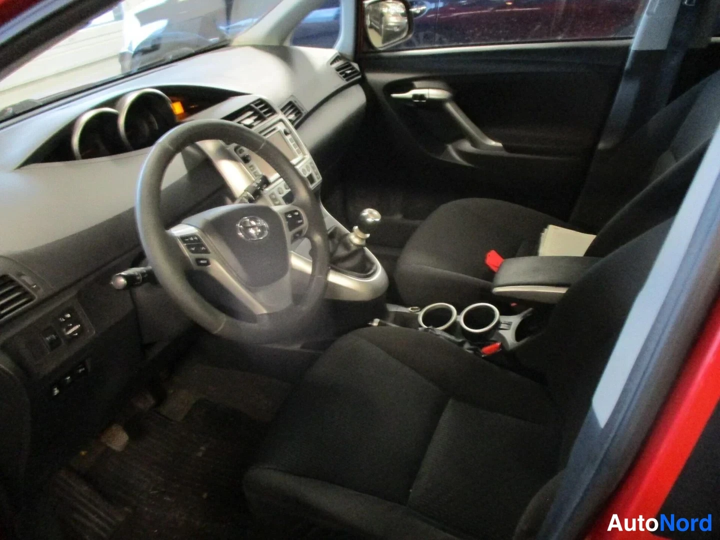 Red Toyota Verso 2012, front seats, photo 5