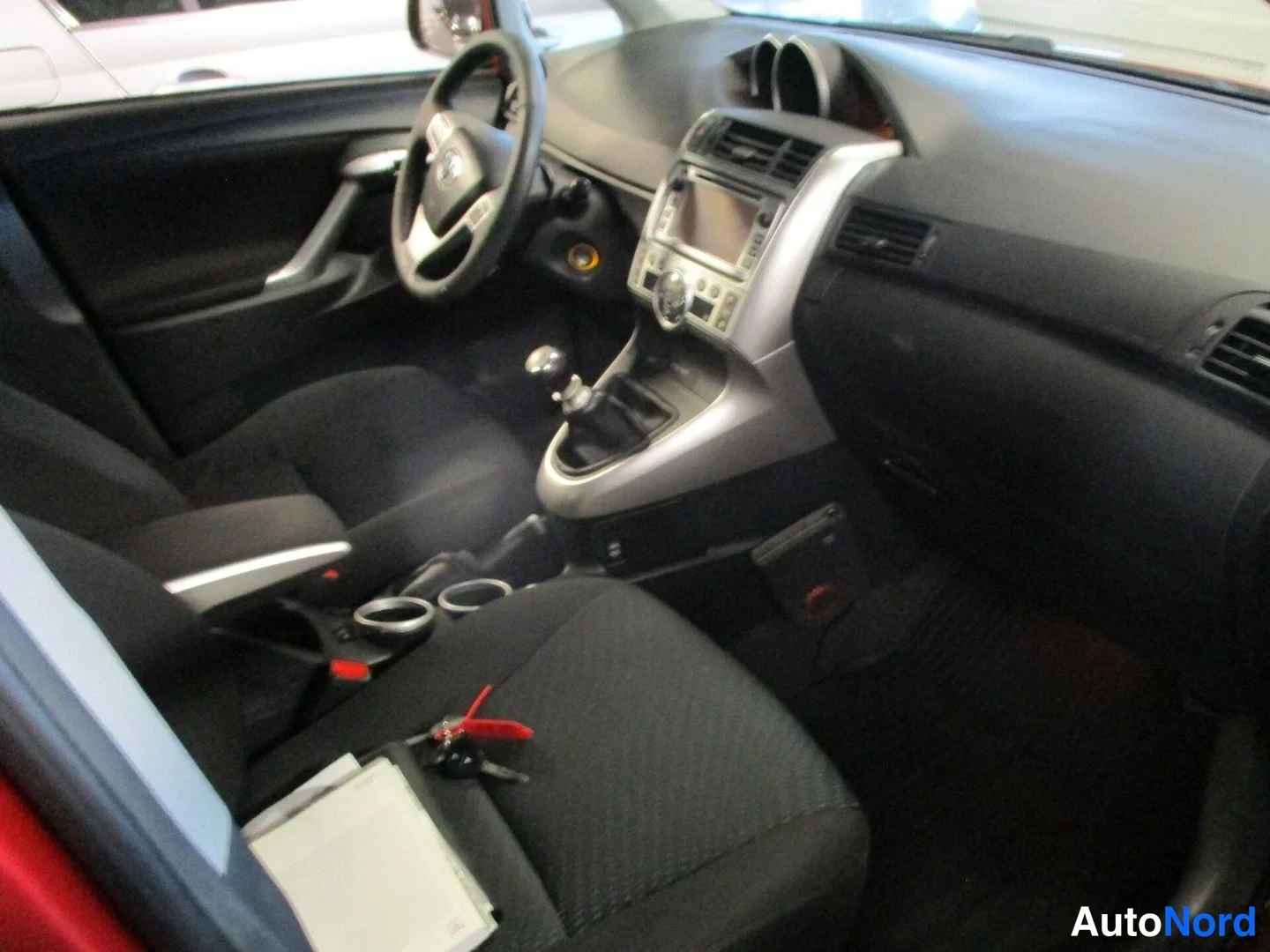 Red Toyota Verso 2012, photo 10