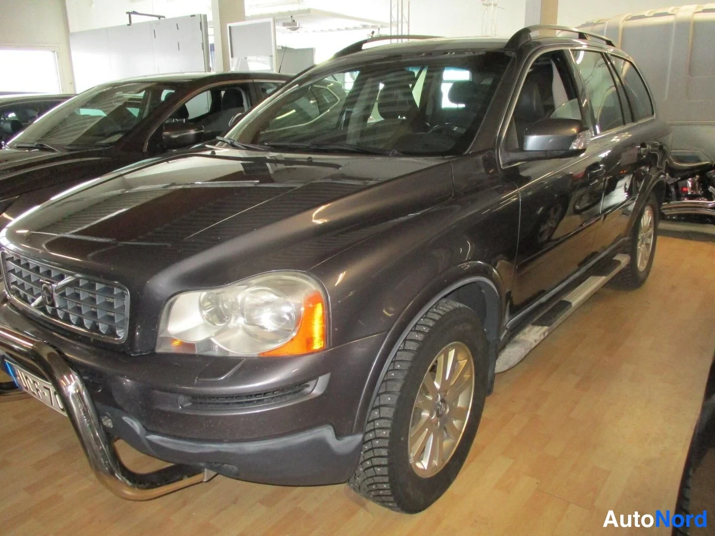 Grey Volvo XC90 2007, front three-quarter, nose to the left, photo 2