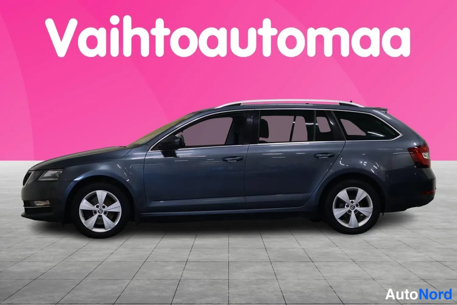 Harmaa Skoda Octavia 2018, sivulta, kuva 5