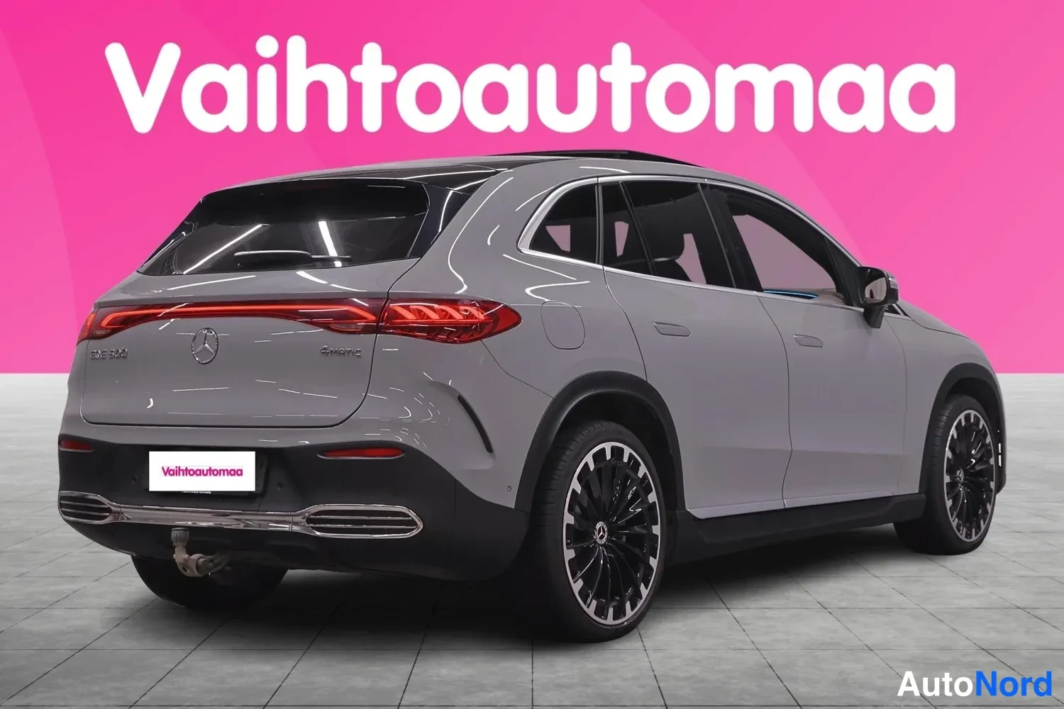 Harmaa Mercedes-Benz EQE SUV 2023, takaviisto, kuva 4