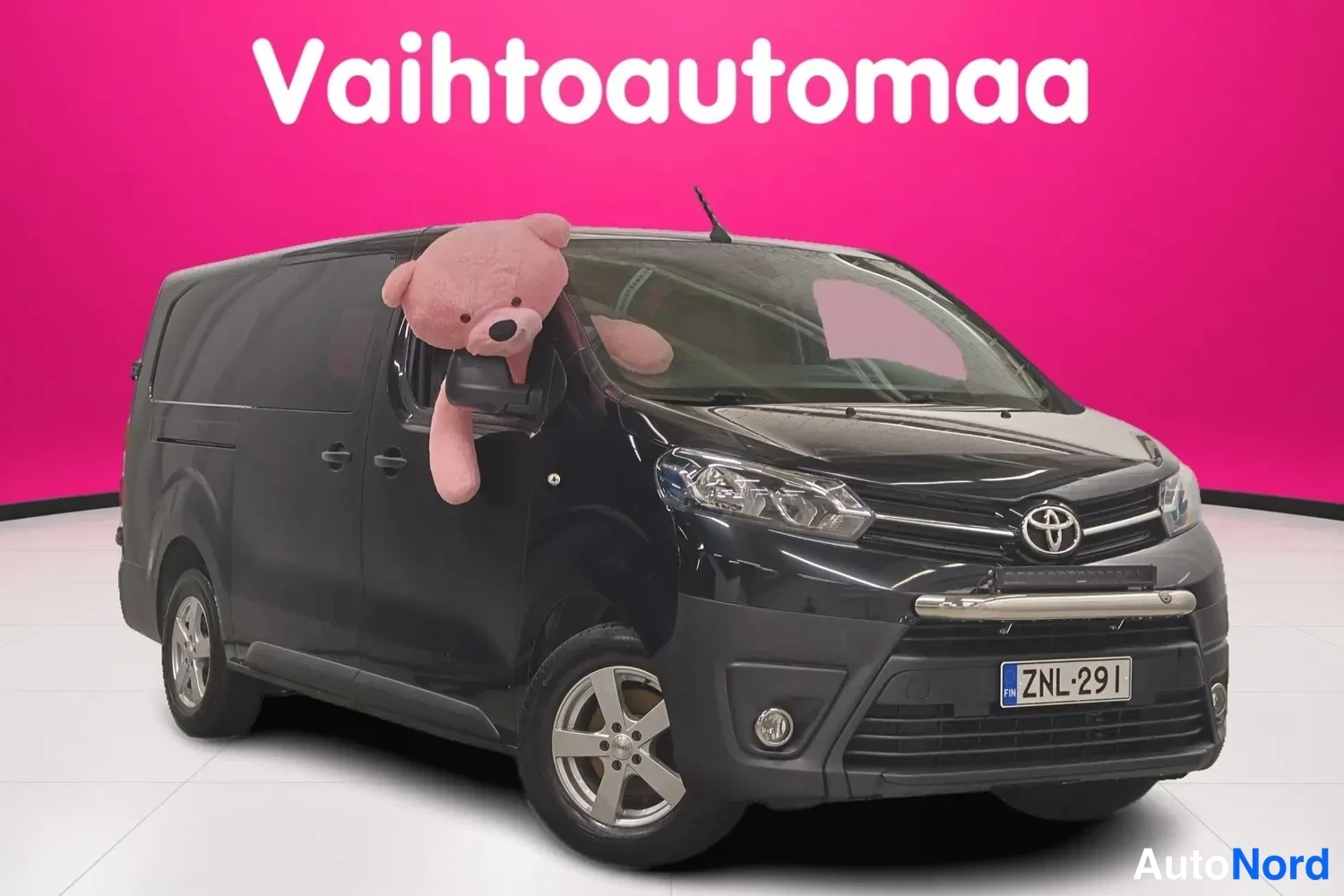 Musta Toyota Proace 2020, etuviisto, keula oikealle, kuva 2