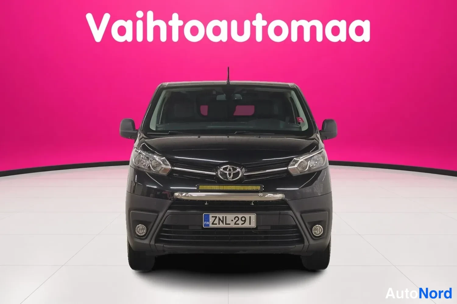 Musta Toyota Proace 2020, edestä, kuva 4