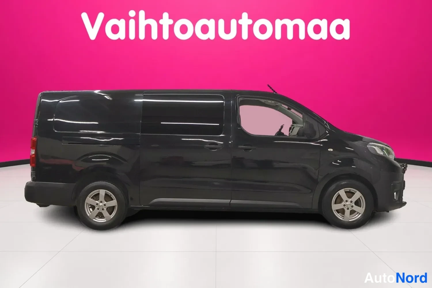 Musta Toyota Proace 2020, etuviisto, keula oikealle, kuva 3