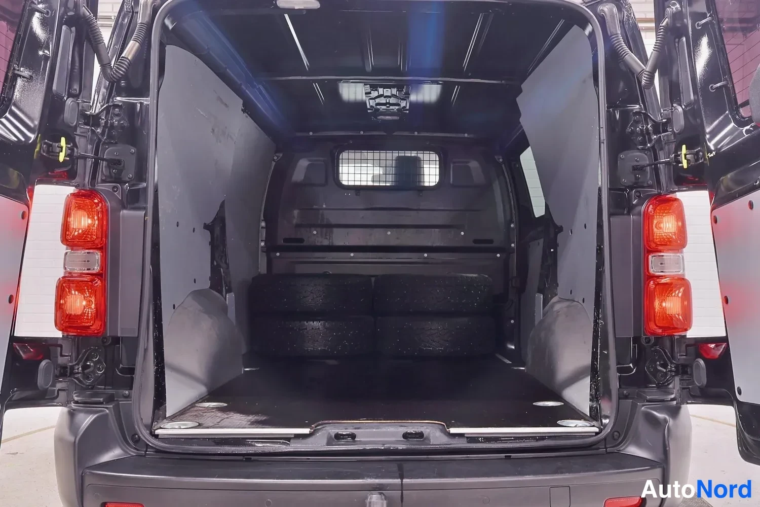 Musta Toyota Proace 2020, takaa, kuva 9