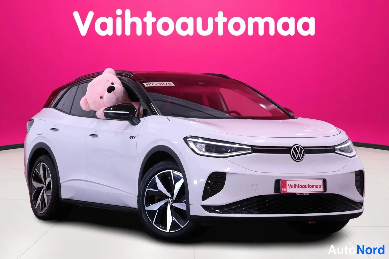 Valkoinen Volkswagen ID.4 GTX 2023, etuviisto, keula oikealle, kuva 3