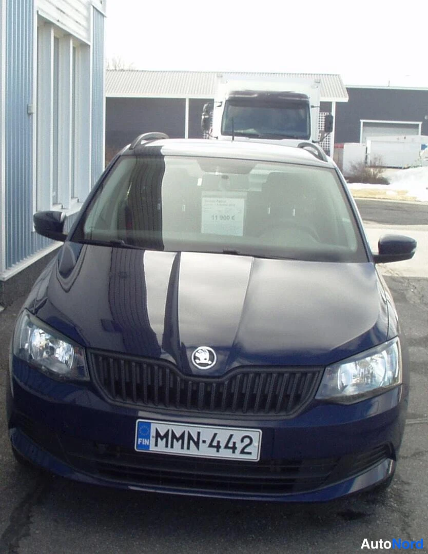Sininen Skoda Fabia 2016, edestä, kuva 3