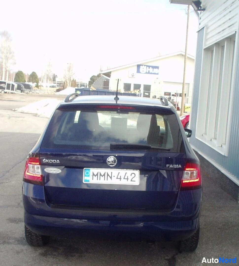 Sininen Skoda Fabia 2016, takaa, kuva 10