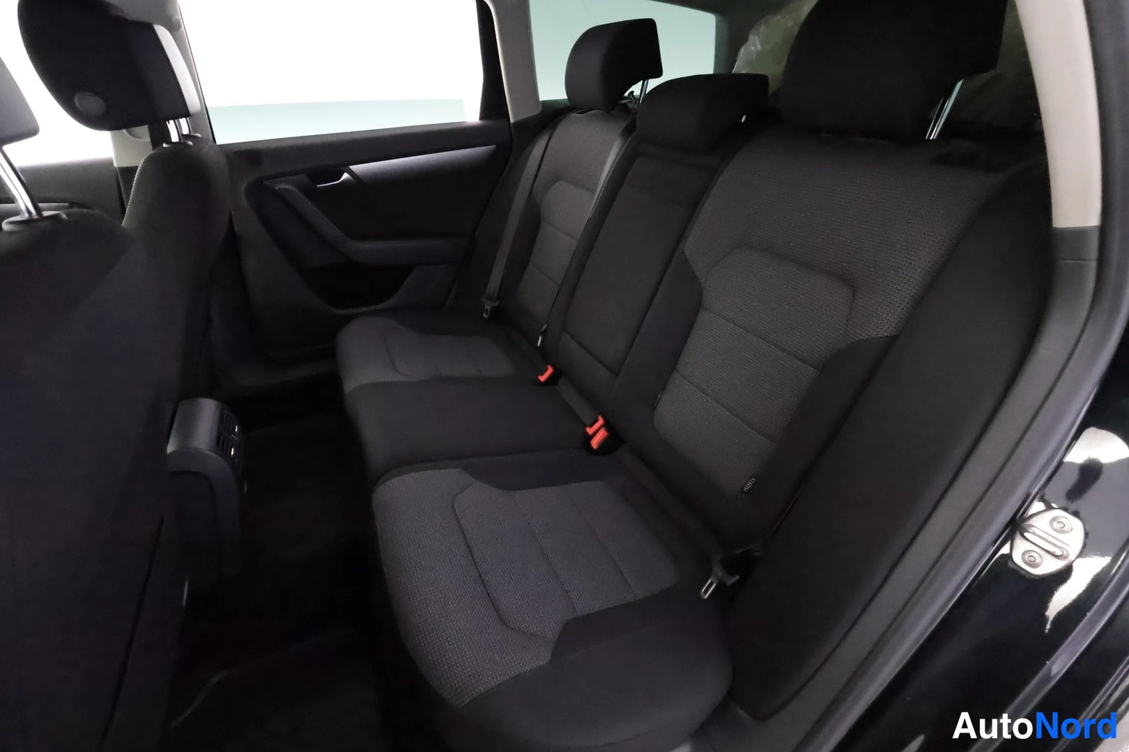 Musta Volkswagen Passat Variant 2014, kuva 15