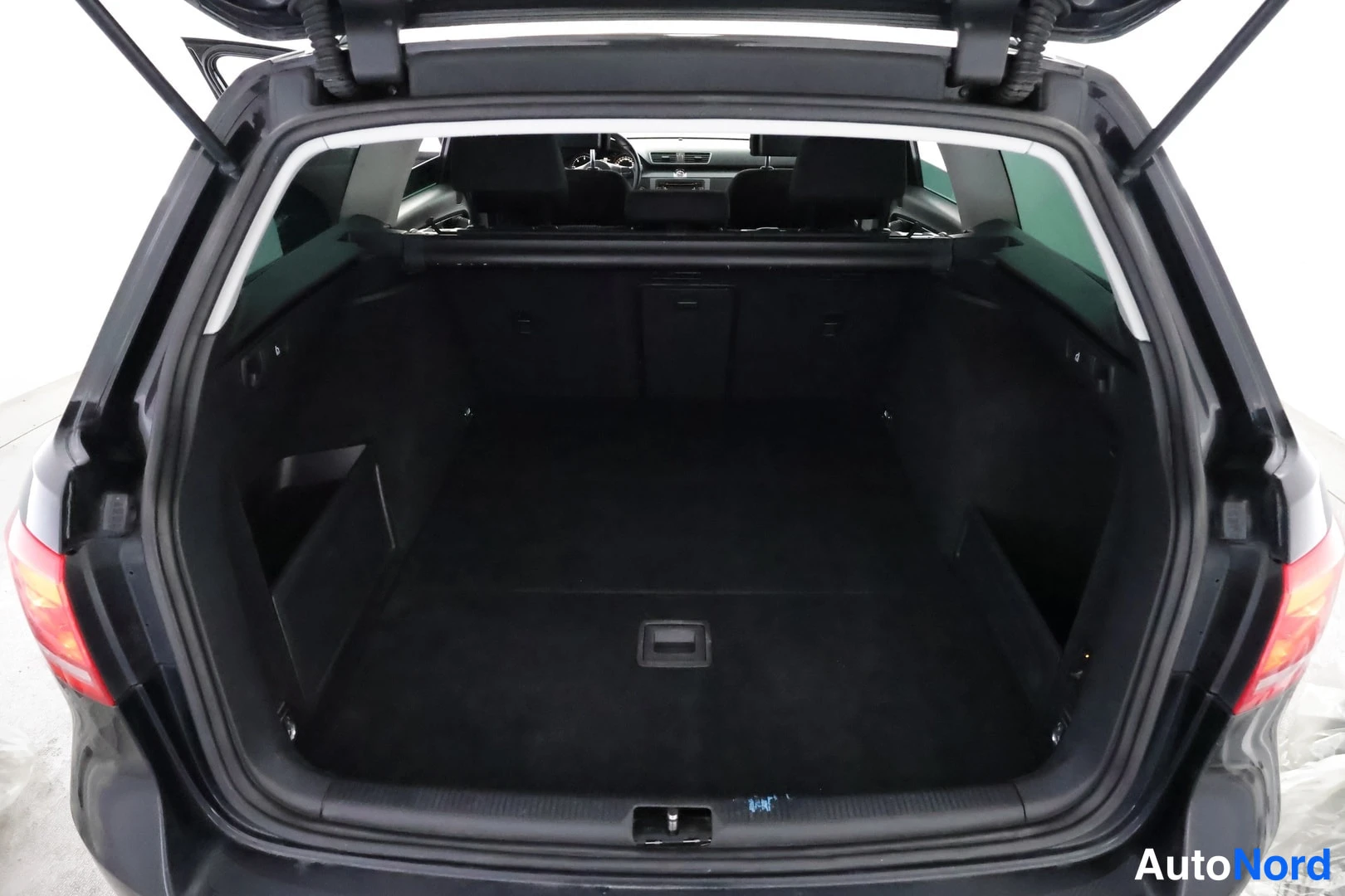 Musta Volkswagen Passat Variant 2014, takaa, kuva 7