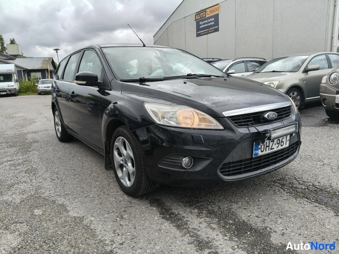 Black Ford Focus 2009, front three-quarter, nose to the right, photo 2