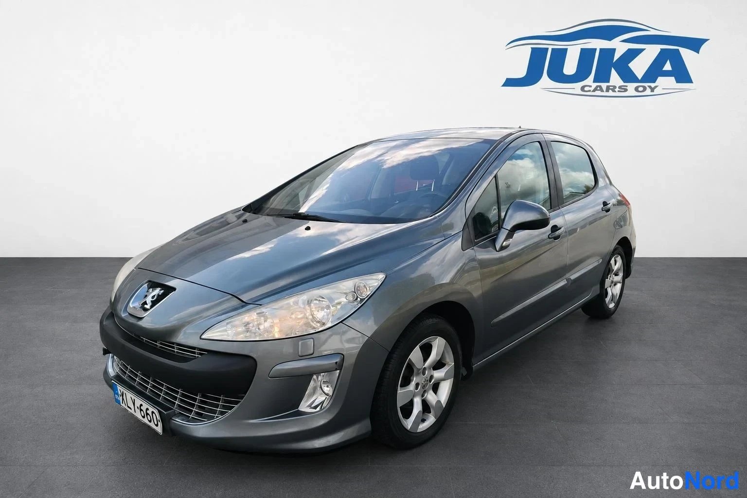 Grey Peugeot 308 2008, front three-quarter, nose to the left, photo 2