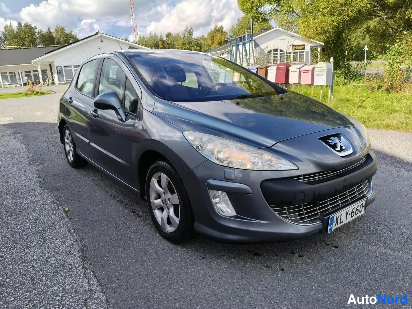 Grey Peugeot 308 2008, front three-quarter, nose to the right, photo 3
