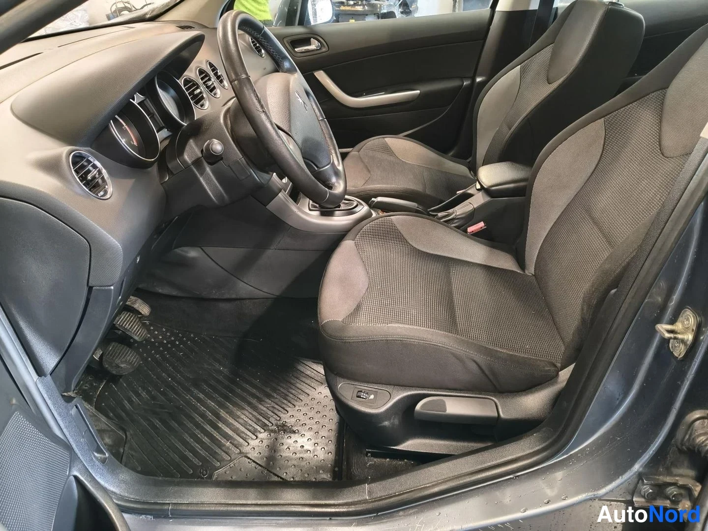 Grey Peugeot 308 2008, photo 7