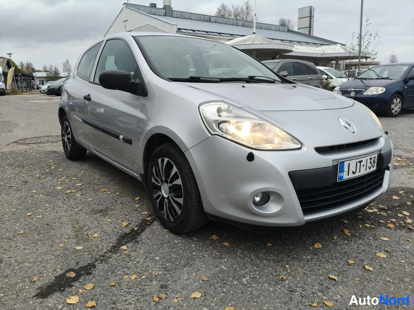 Grey Renault Clio 2010, front three-quarter, nose to the right, photo 2