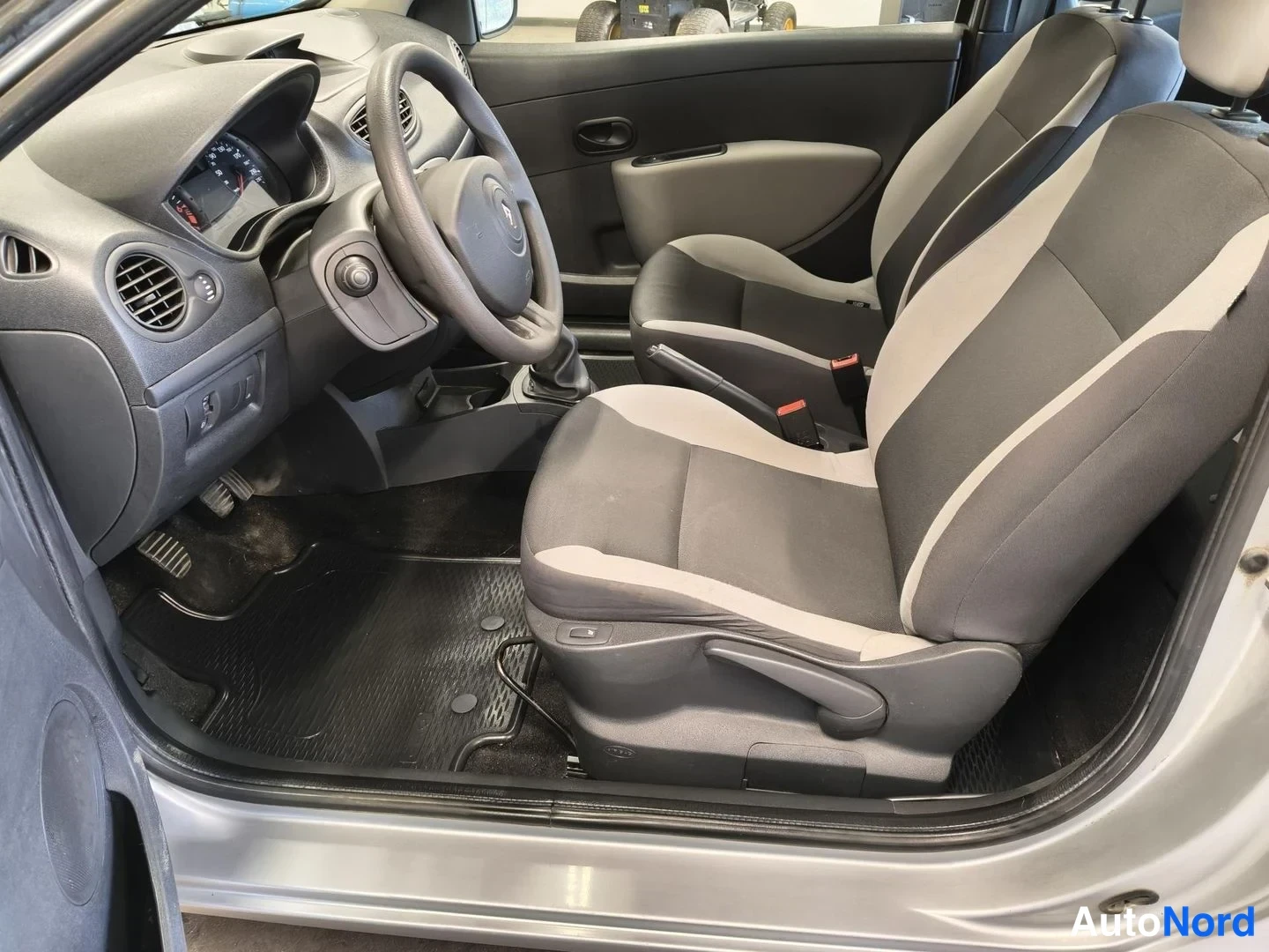 Grey Renault Clio 2010, photo 9