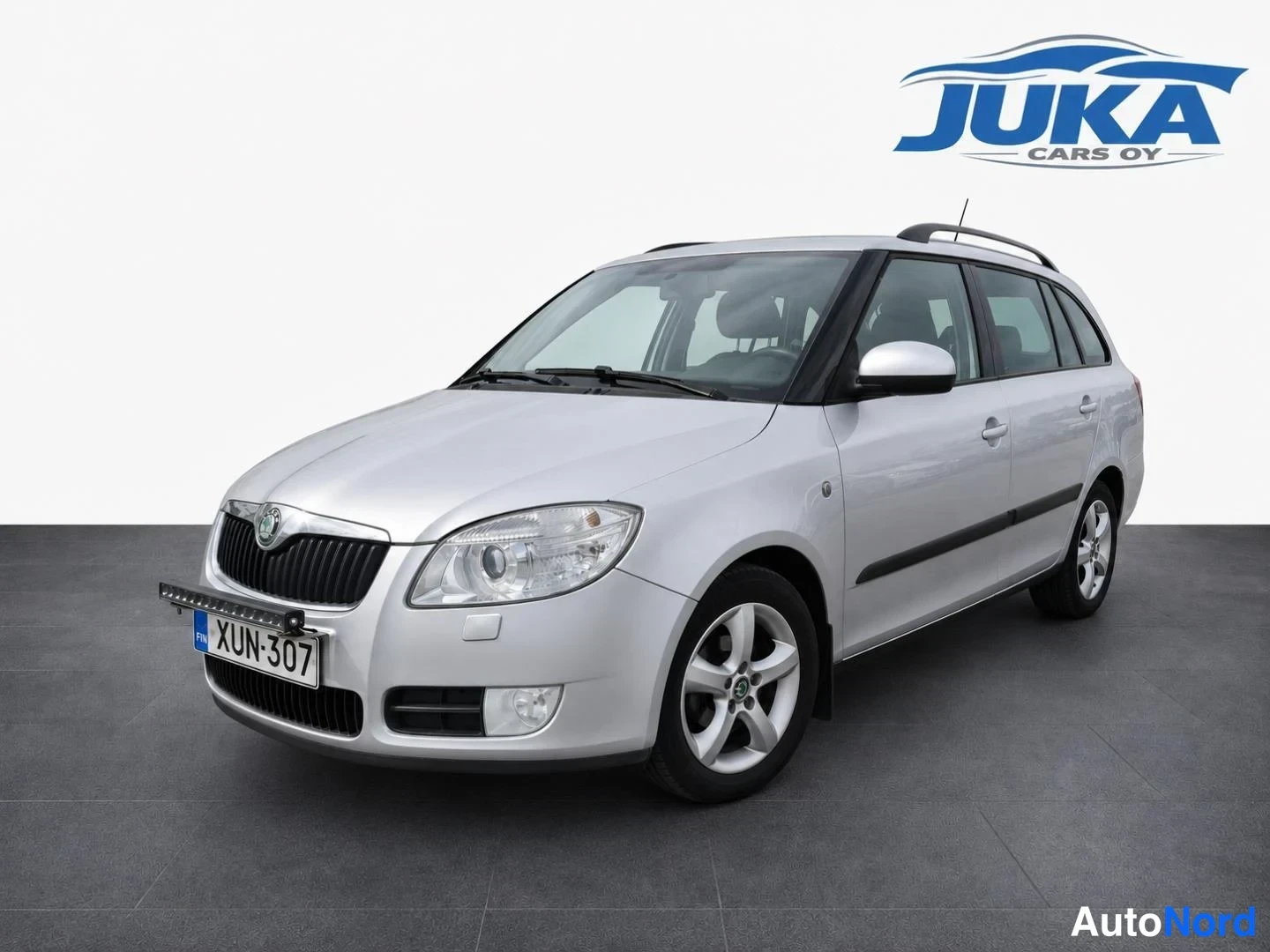Grey Skoda Fabia 2008, front three-quarter, nose to the left, photo 2