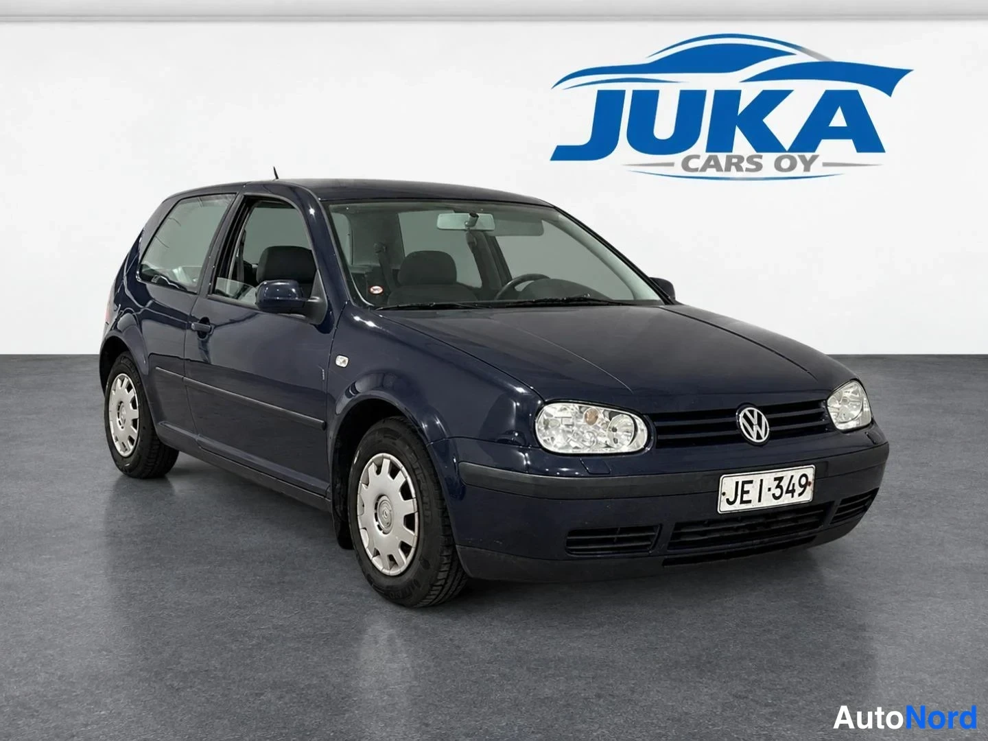 Blue Volkswagen Golf 2000, front three-quarter, nose to the right, photo 3