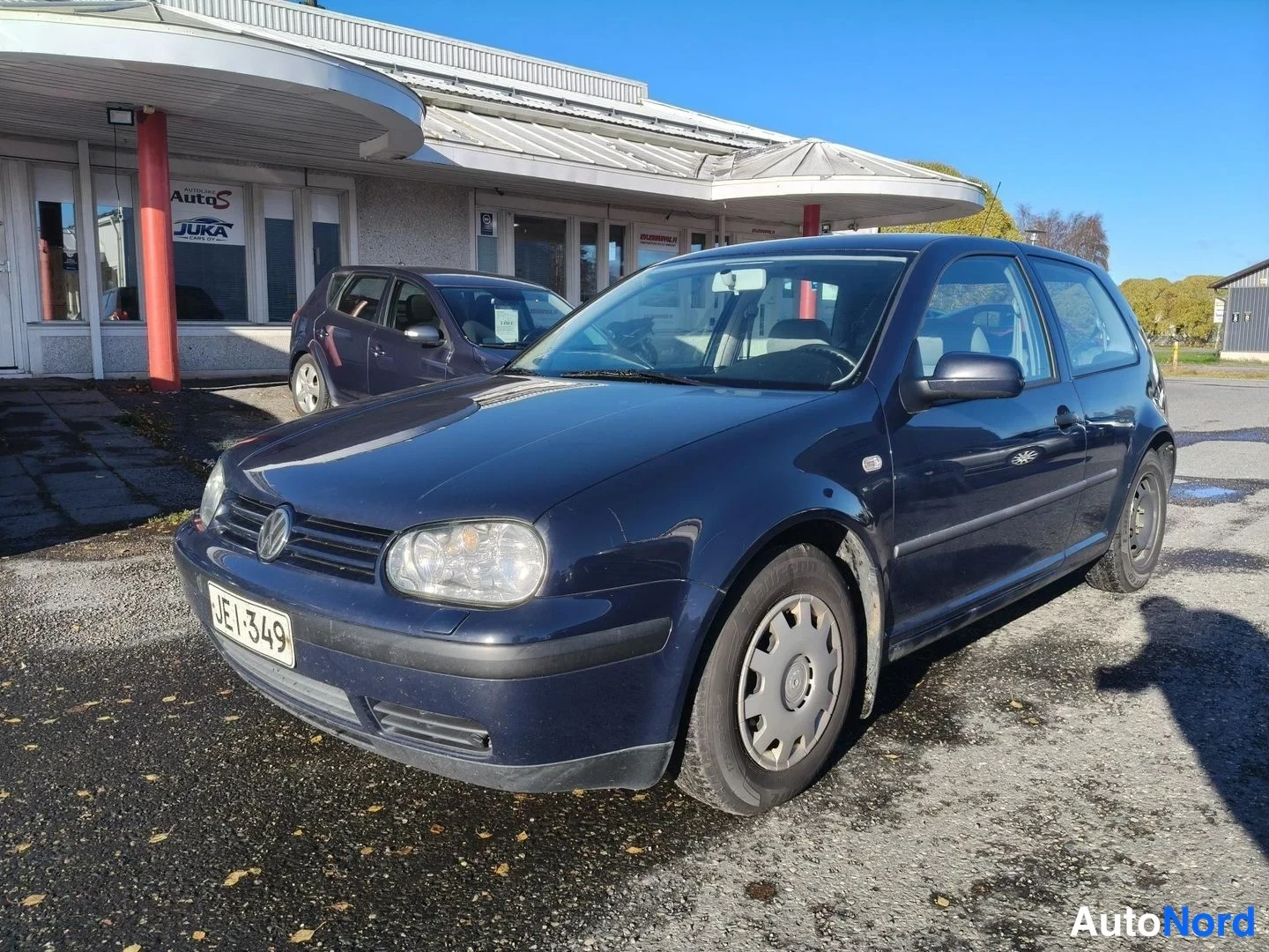 Blue Volkswagen Golf 2000, front three-quarter, nose to the left, photo 2