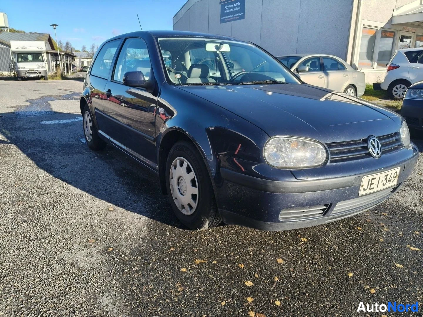 Blue Volkswagen Golf 2000, front three-quarter, nose to the right, photo 4