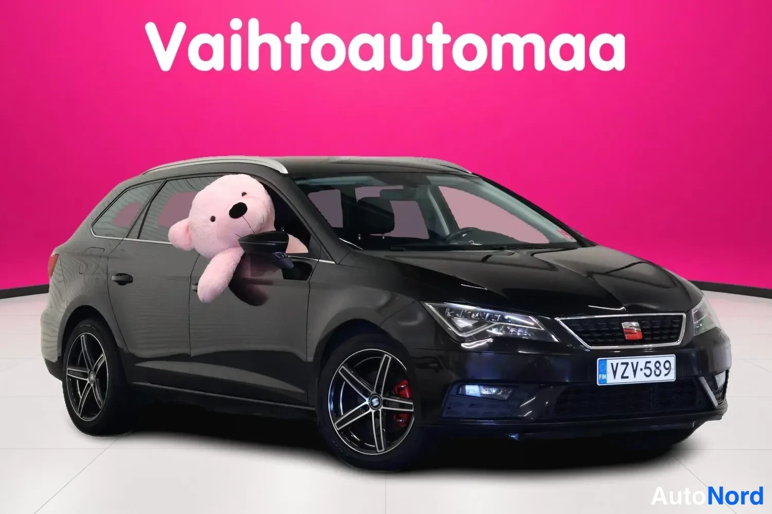 Musta Seat Leon ST 2018, etuviisto, keula oikealle, kuva 2