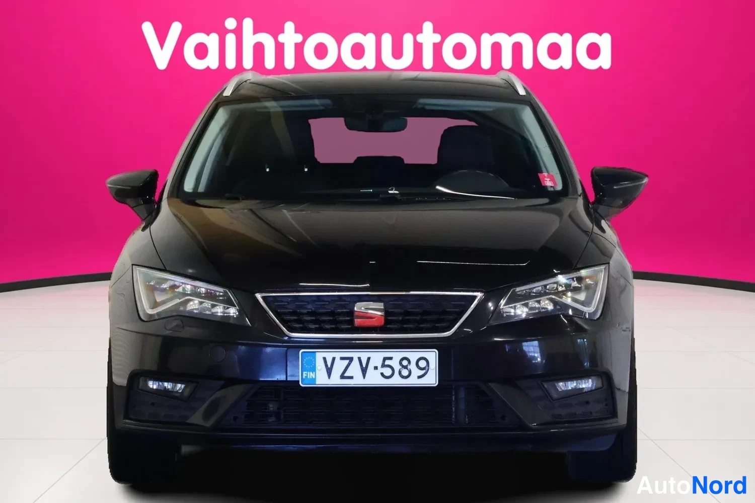 Musta Seat Leon ST 2018, edestä, kuva 3