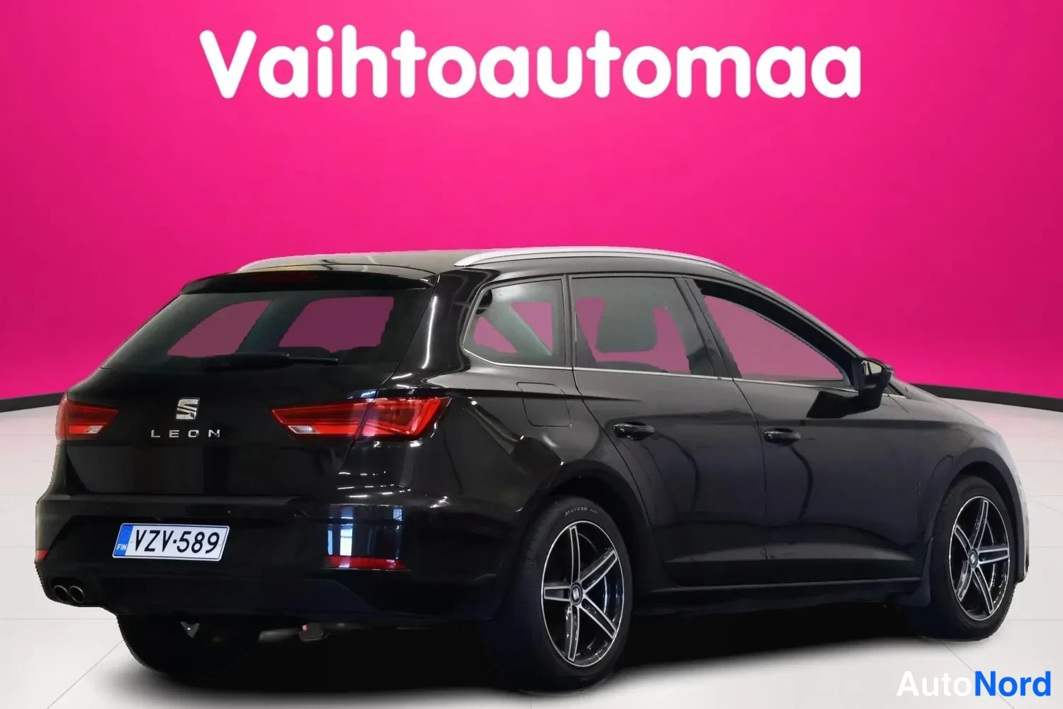 Musta Seat Leon ST 2018, takaviisto, kuva 5