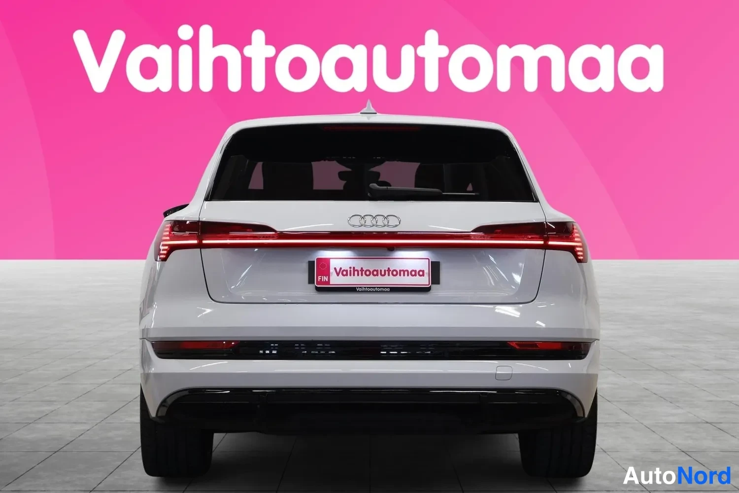Valkoinen Audi e-tron S 2023, takaa, kuva 6