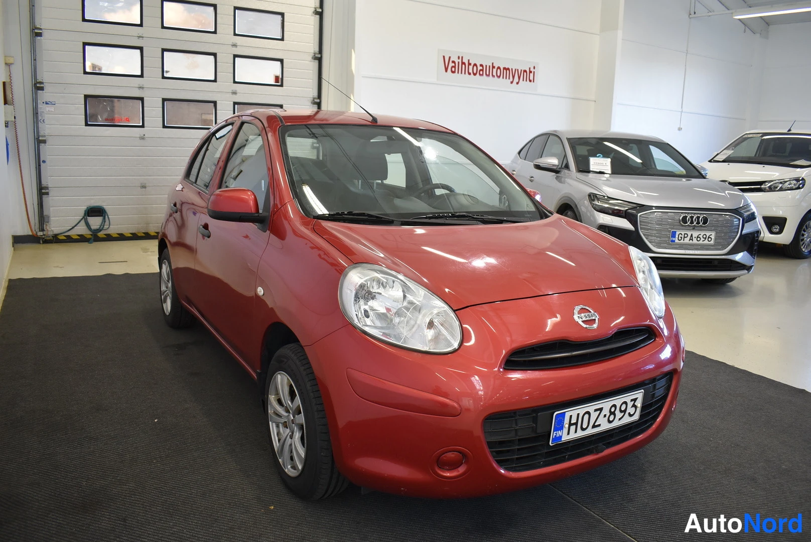 Punainen Nissan Micra 2011, etuviisto, keula oikealle, kuva 2