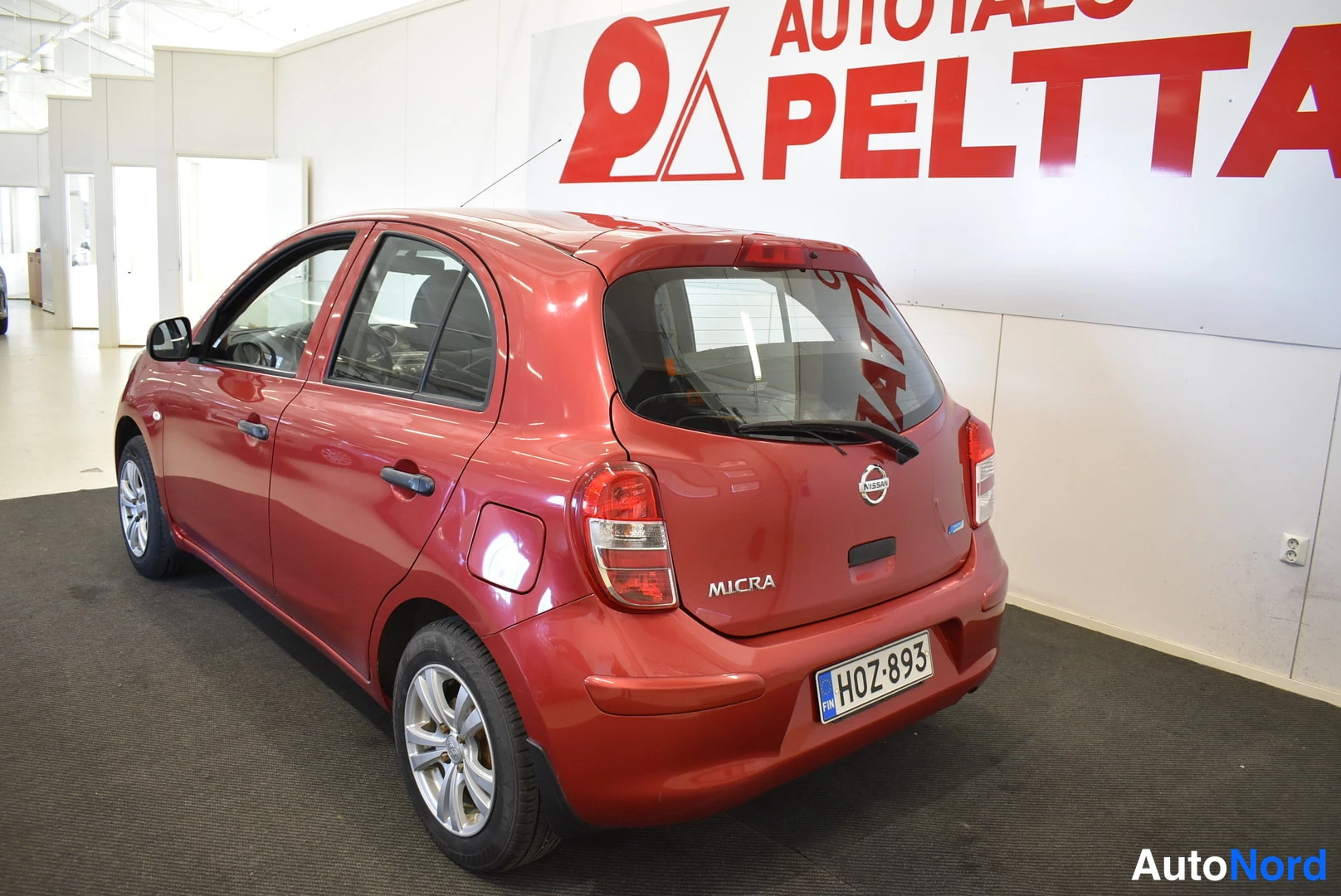 Punainen Nissan Micra 2011, takaviisto, kuva 6