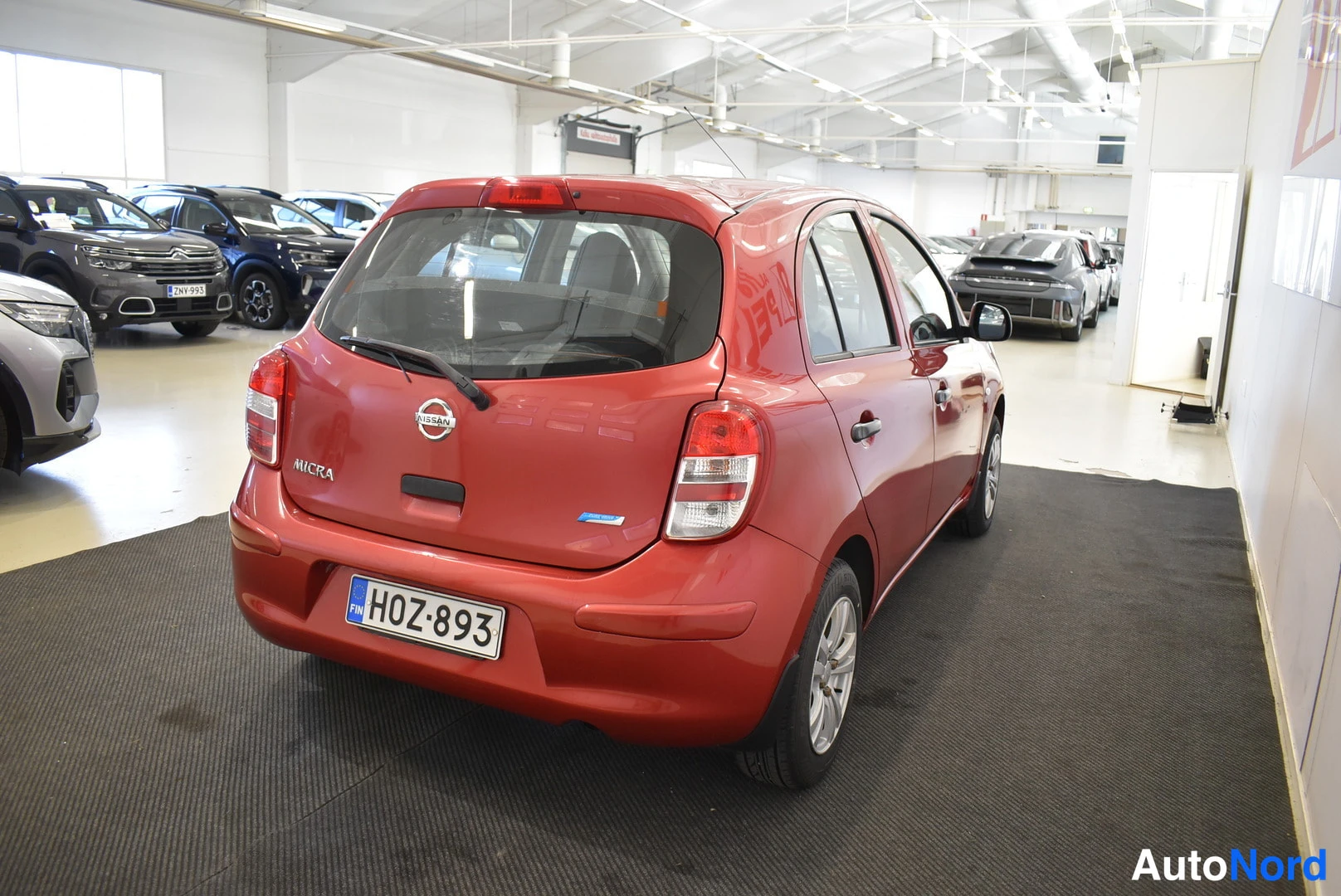 Punainen Nissan Micra 2011, takaviisto, kuva 5