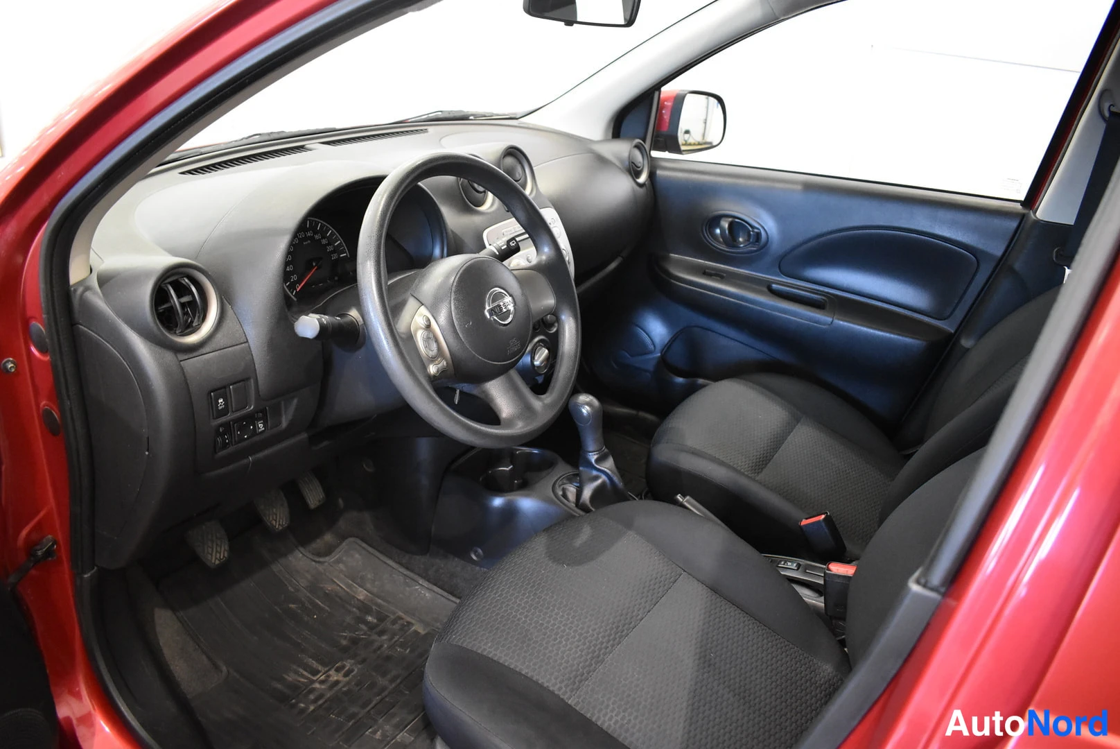 Punainen Nissan Micra 2011, kuva 7