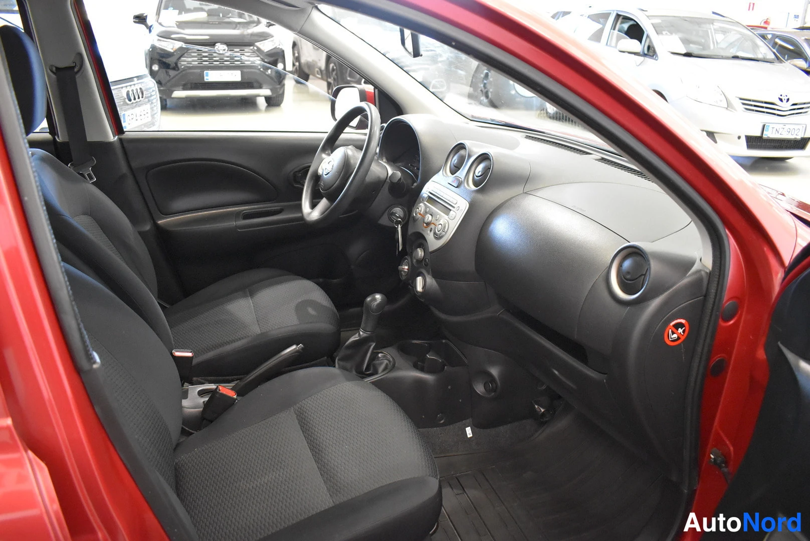 Punainen Nissan Micra 2011, kuva 8