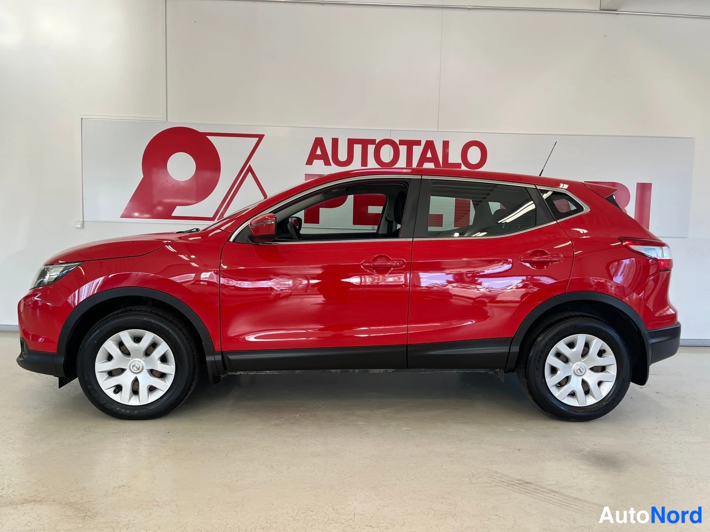 Punainen Nissan Qashqai 2016, sivulta, kuva 3