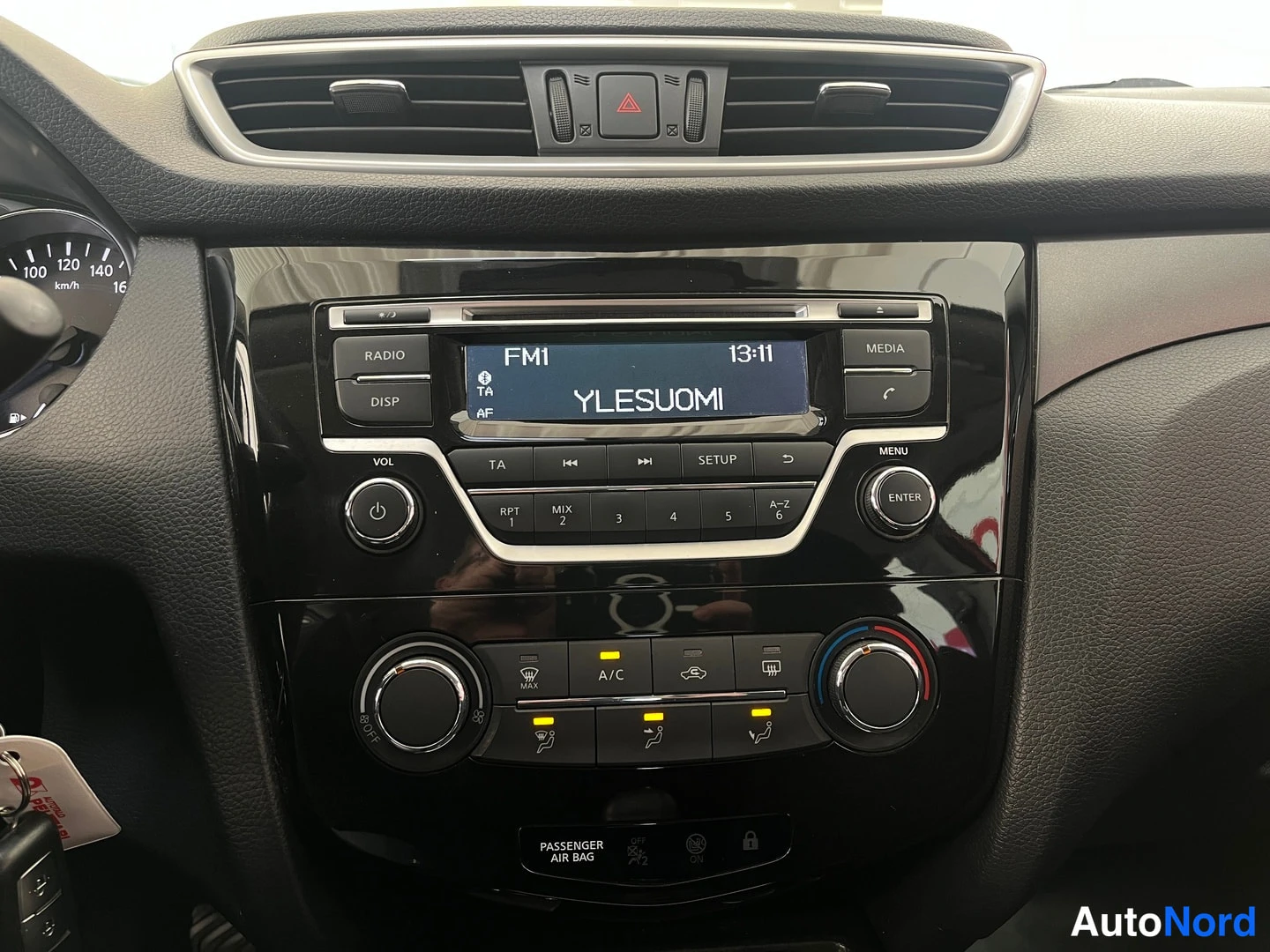 Punainen Nissan Qashqai 2016, kuva 14