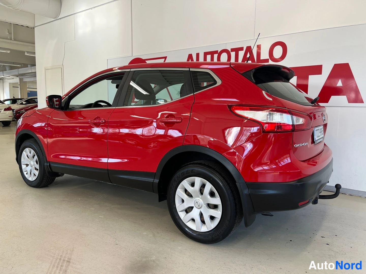 Punainen Nissan Qashqai 2016, takaviisto, kuva 5