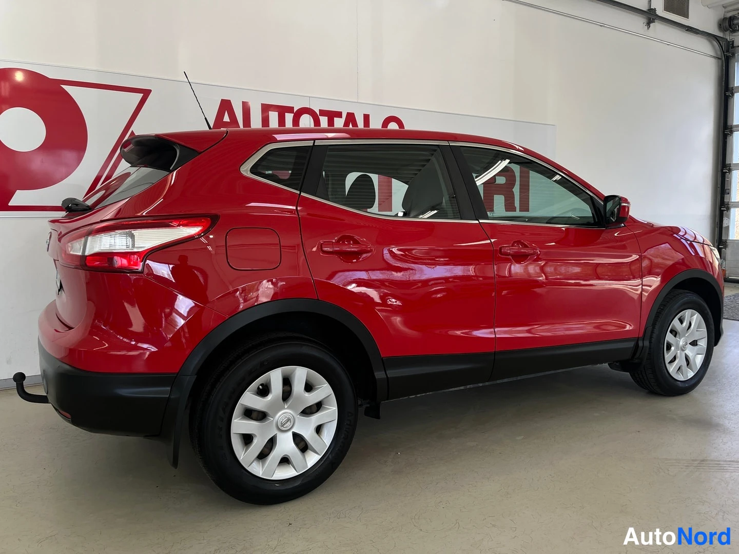 Punainen Nissan Qashqai 2016, takaviisto, kuva 6