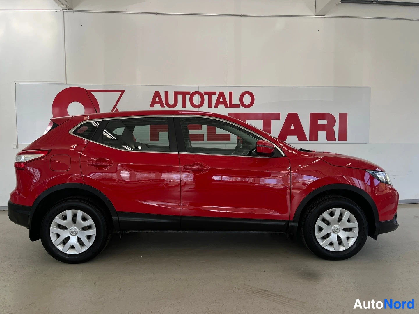Punainen Nissan Qashqai 2016, sivulta, kuva 4