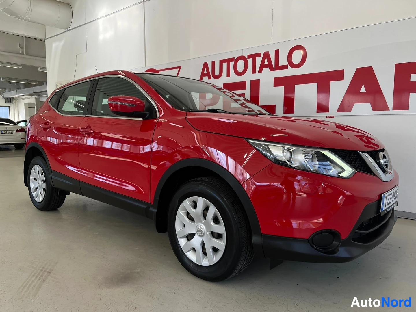 Punainen Nissan Qashqai 2016, etuviisto, keula oikealle, kuva 2