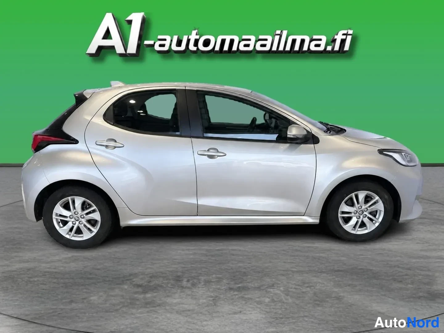 Hopea Toyota Yaris 2023, etuviisto, keula oikealle, kuva 2