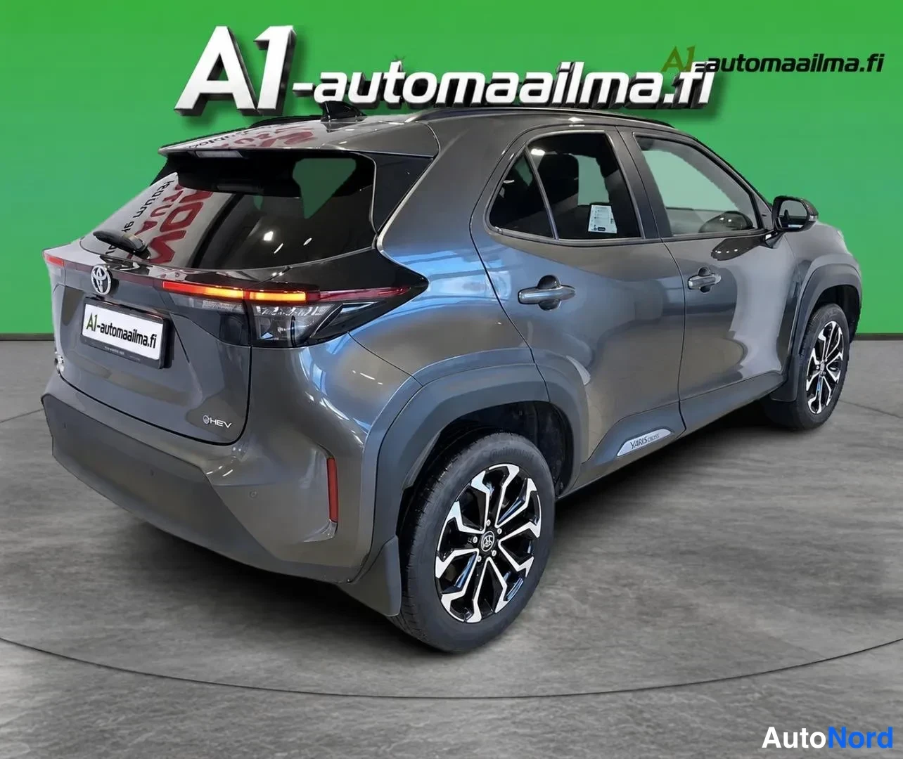 Harmaa Toyota Yaris Cross 2026, takaviisto, kuva 4