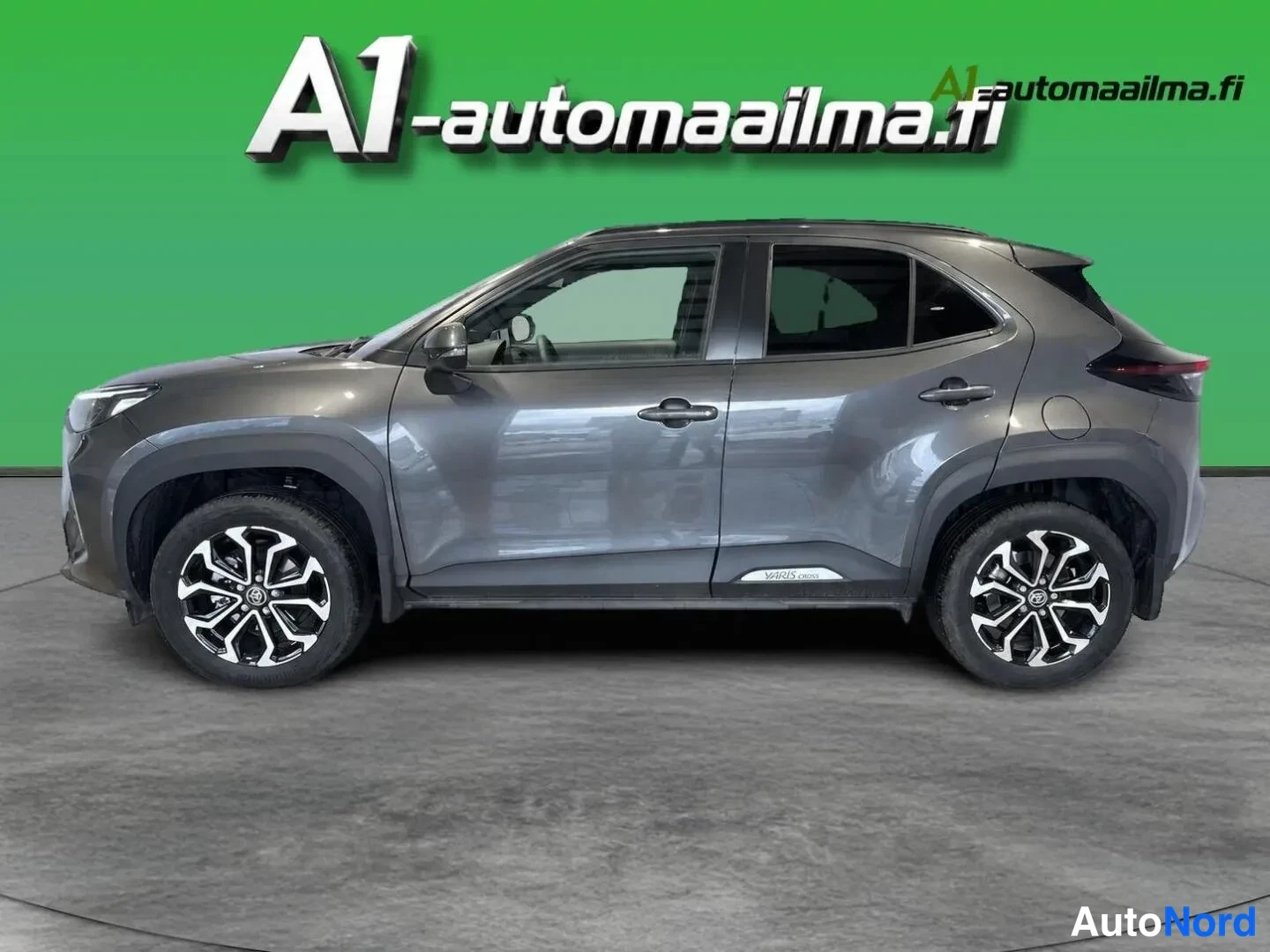 Harmaa Toyota Yaris Cross 2026, etuviisto, keula vasemmalle, kuva 2