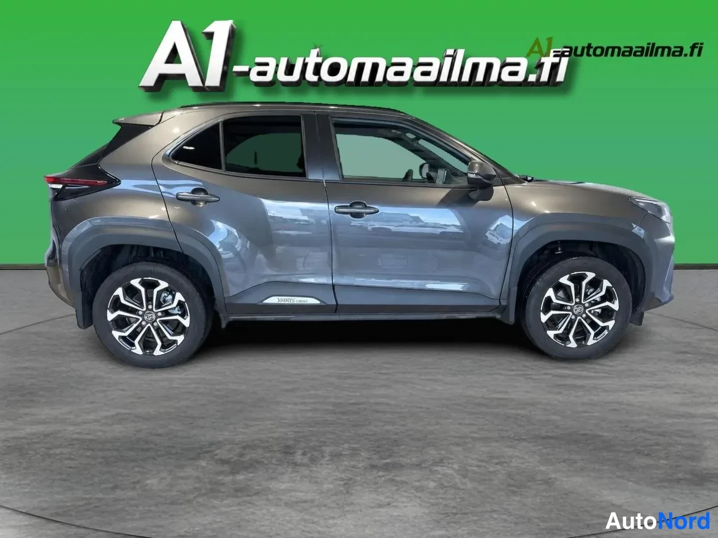 Harmaa Toyota Yaris Cross 2026, takaviisto, kuva 5