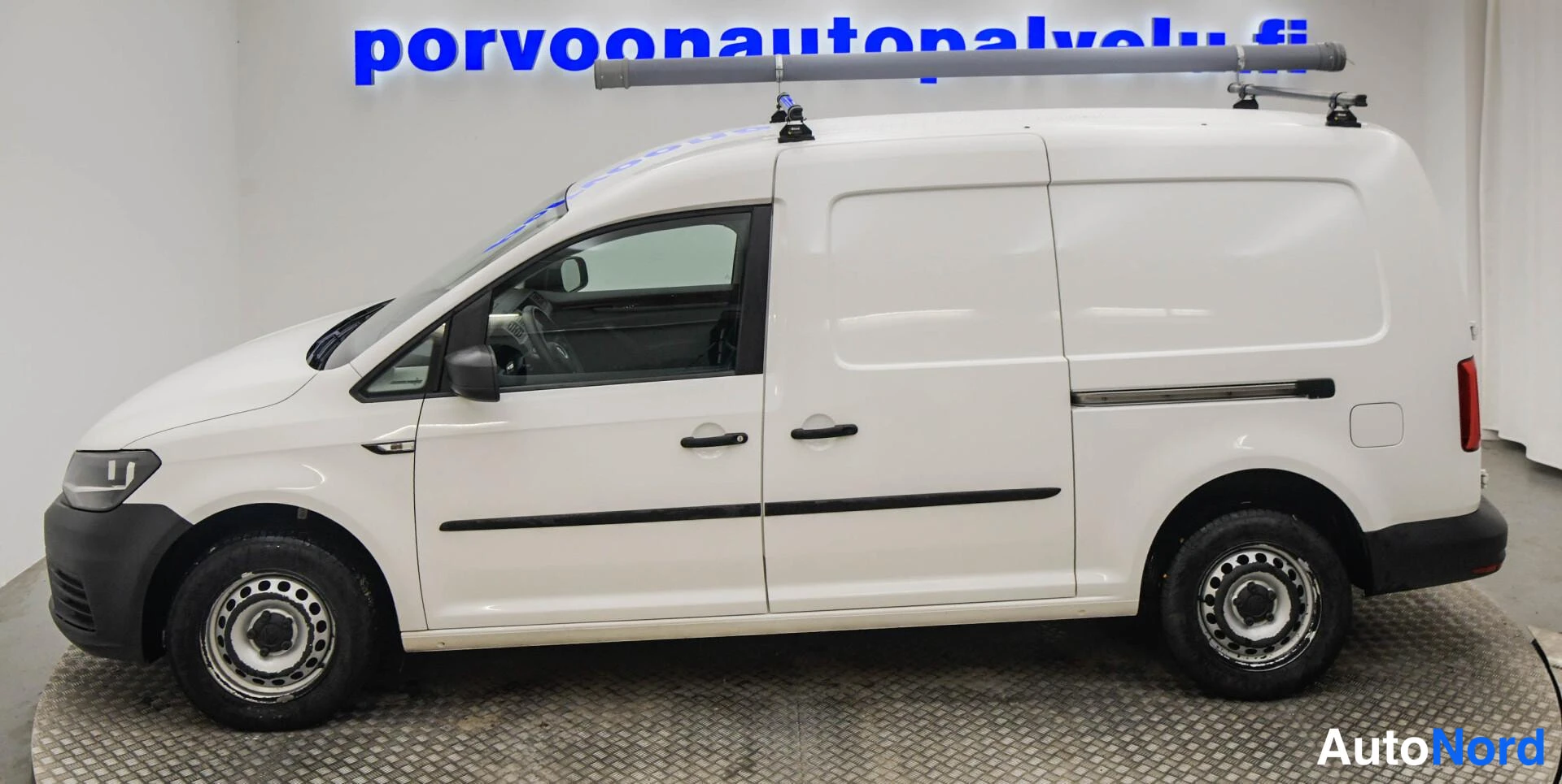 Valkoinen Volkswagen Caddy 2021, etuviisto, keula vasemmalle, kuva 2