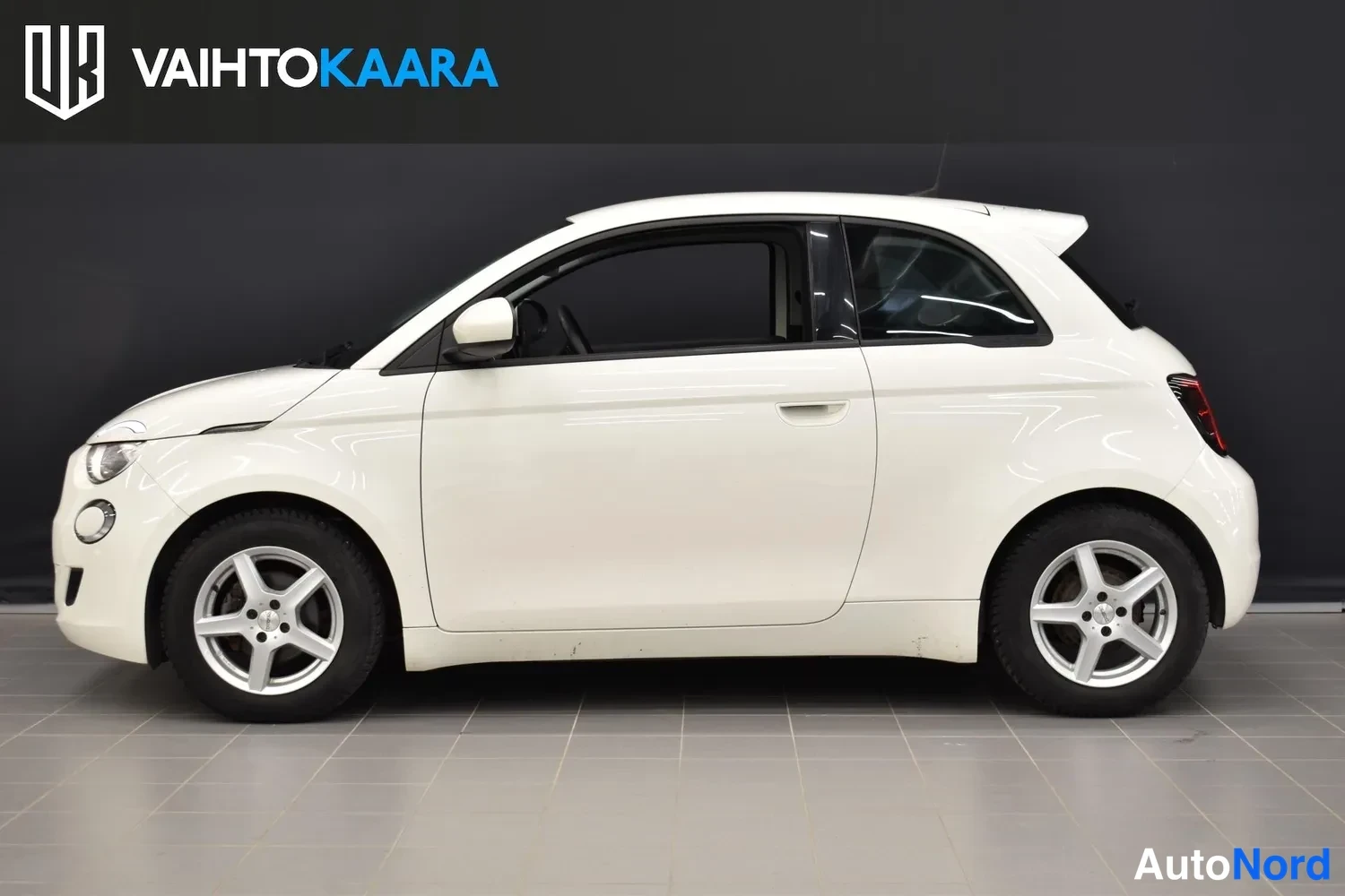 Valkoinen Fiat 500E 2022, sivulta, kuva 2