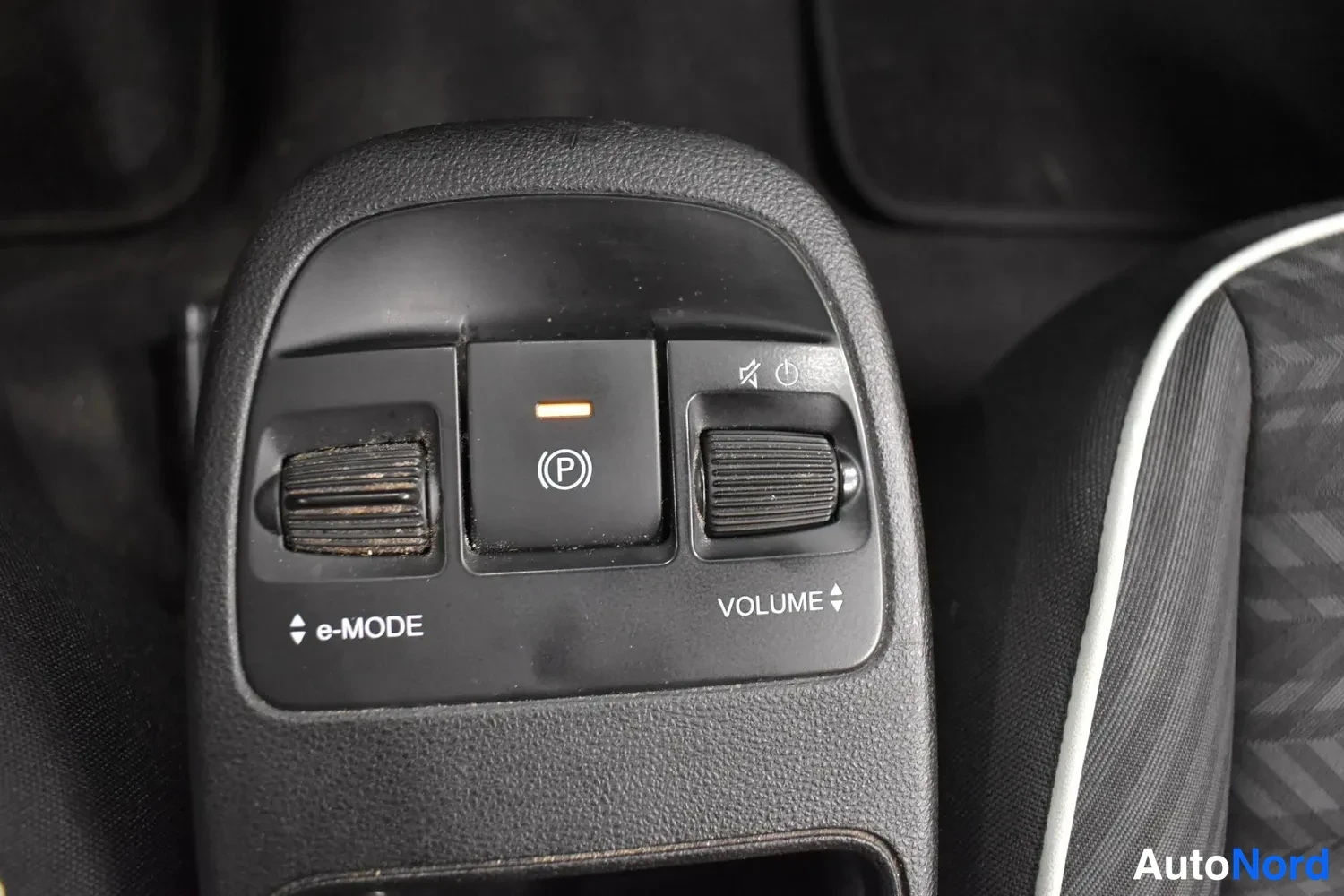 Valkoinen Fiat 500E 2022, kuva 12