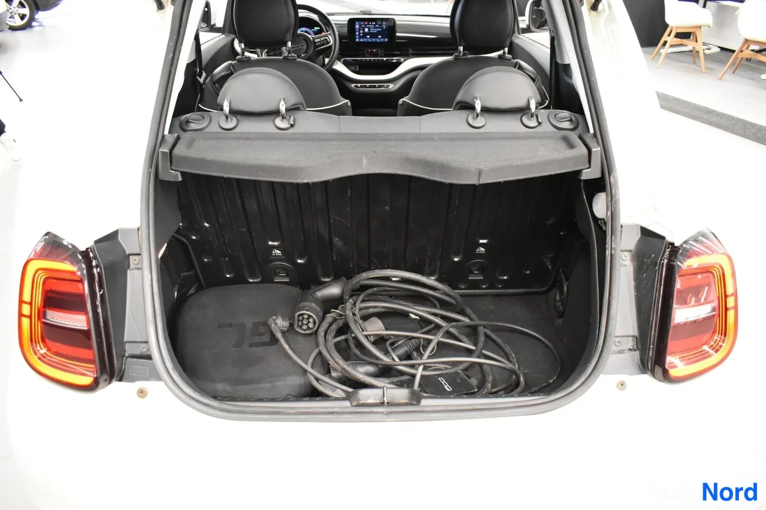 Valkoinen Fiat 500E 2022, takaa, kuva 4