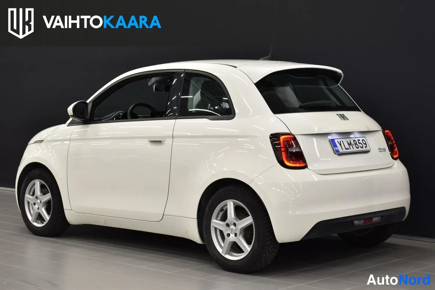 Valkoinen Fiat 500E 2022, takaviisto, kuva 3