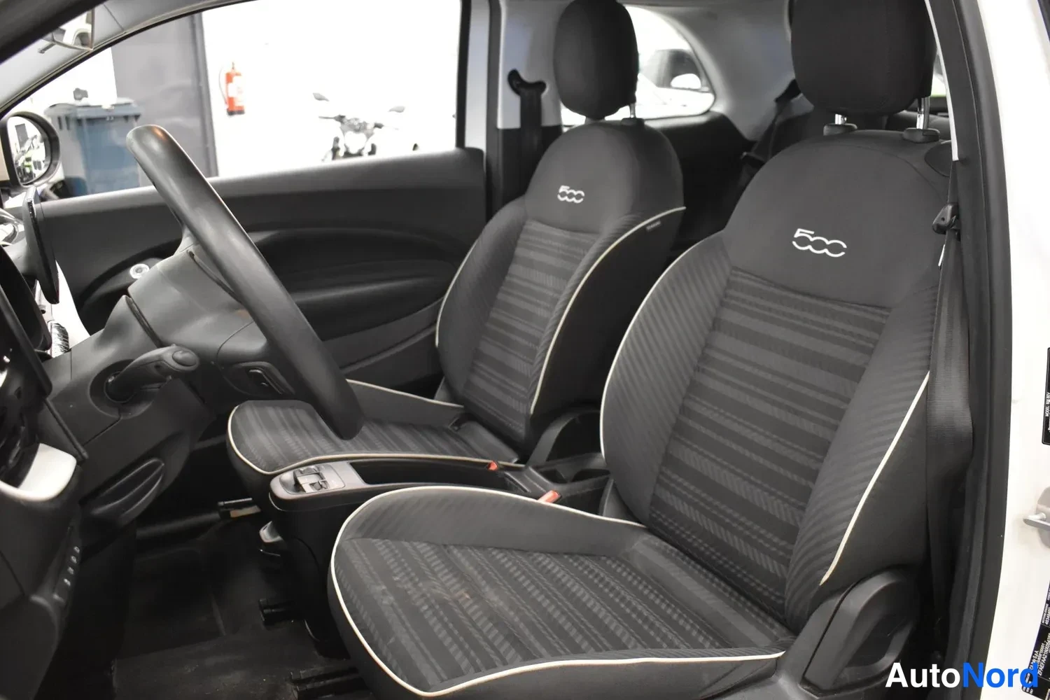 Valkoinen Fiat 500E 2022, kuva 5