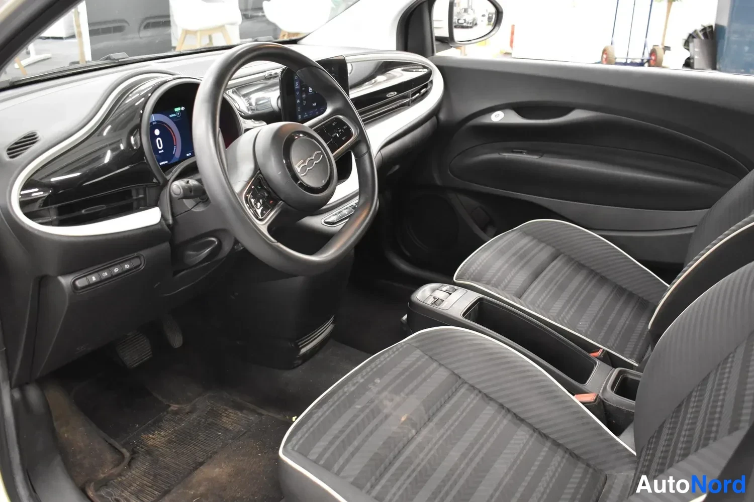Valkoinen Fiat 500E 2022, kuva 6